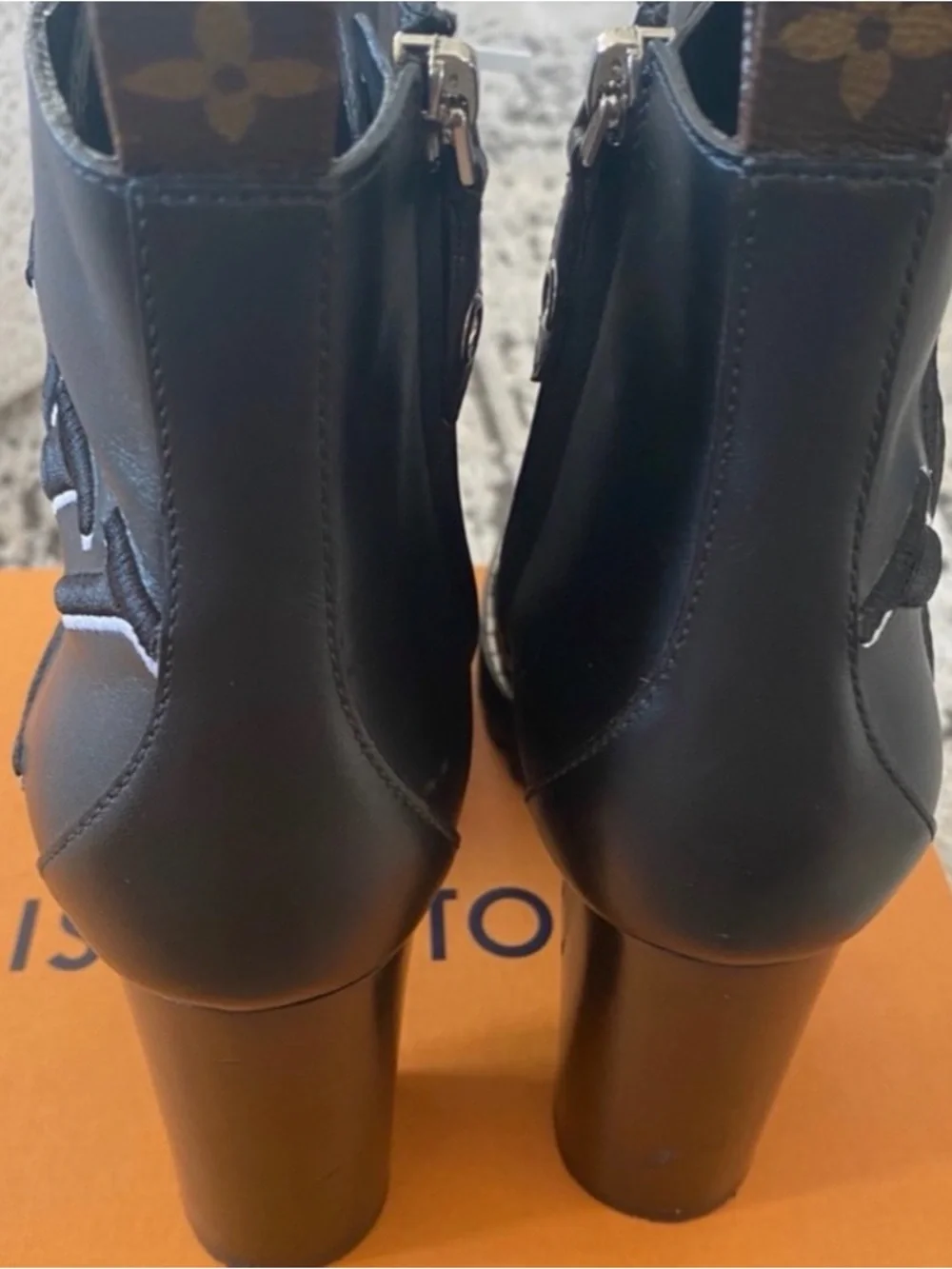 LOUIS VUITTON LEATHER STAR TRAIL ANKLE BOOTS (Will consider offers!) - Picture 9 of 13